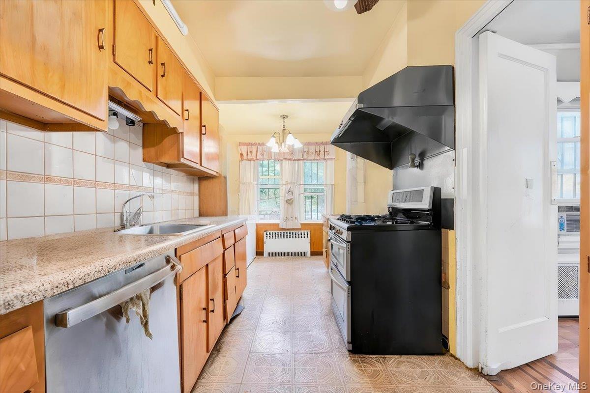 Single Family Fish Avenue  Bronx, NY 10469, MLS-1024078-12