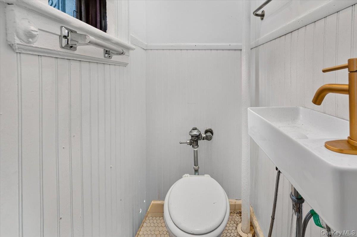 Single Family Fish Avenue  Bronx, NY 10469, MLS-1024078-16