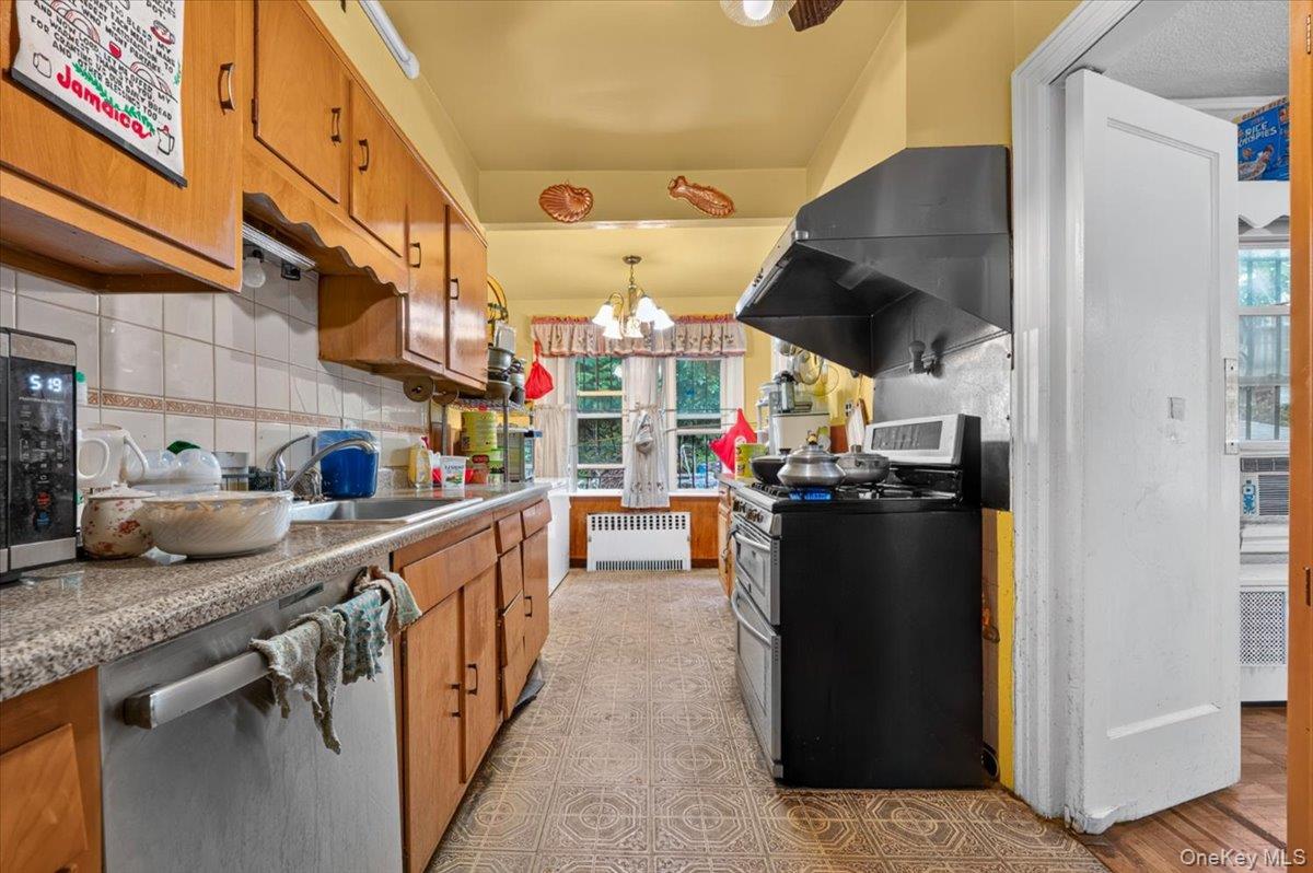 Single Family Fish Avenue  Bronx, NY 10469, MLS-1024078-20