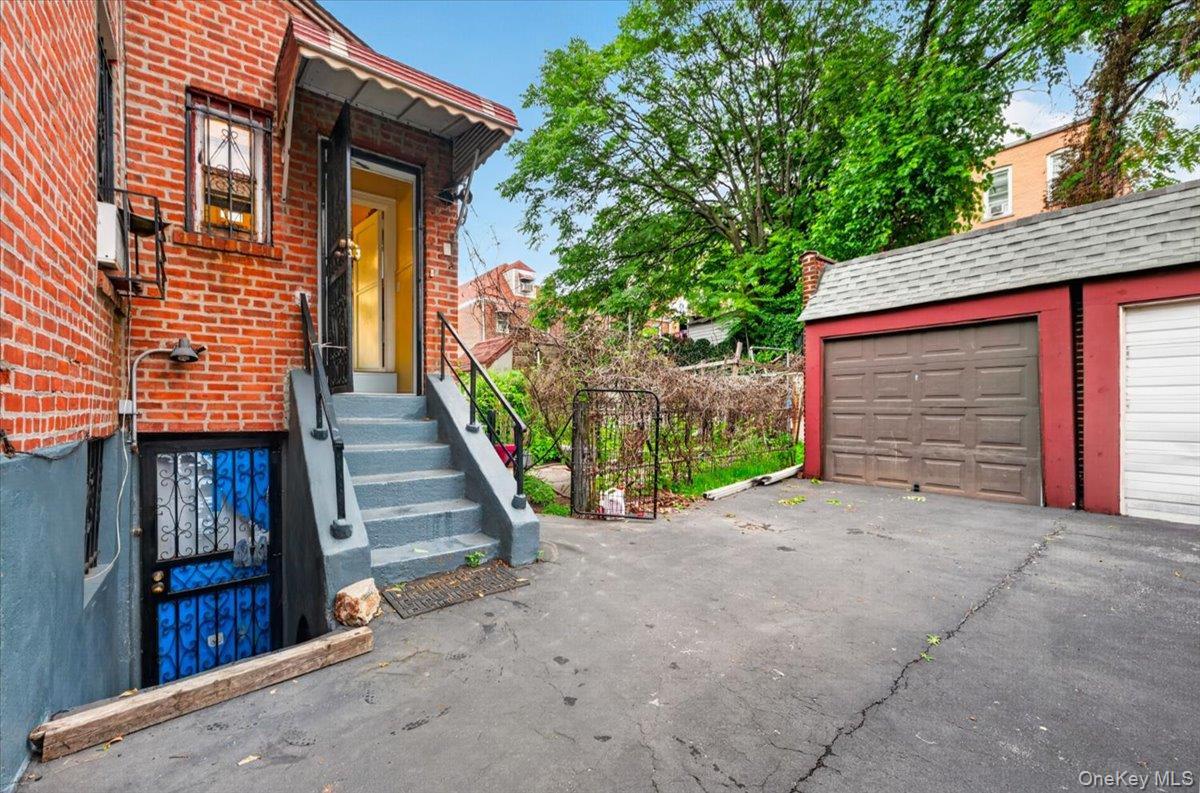 Single Family Fish Avenue  Bronx, NY 10469, MLS-1024078-31
