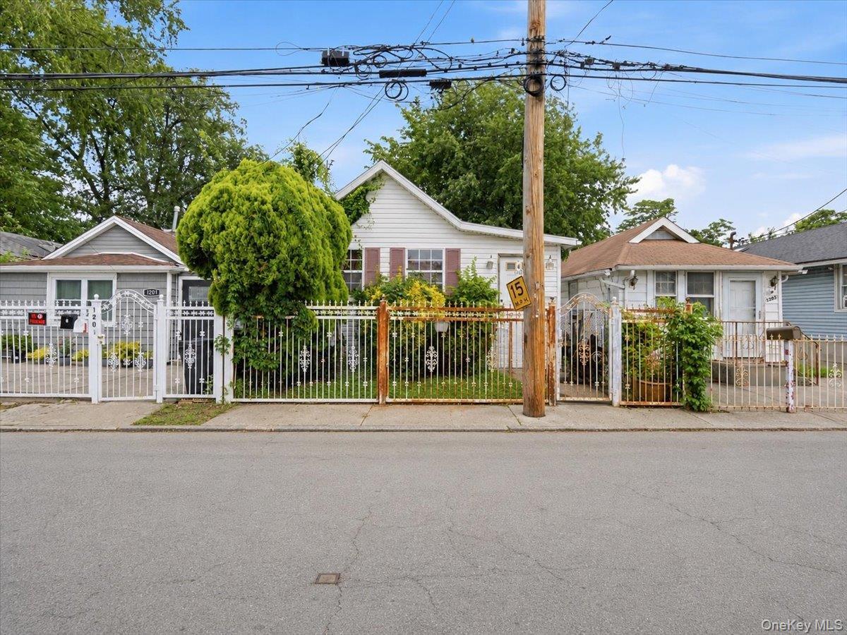 Single Family Harding Park Bronx, NY 10473, MLS-1024198-2