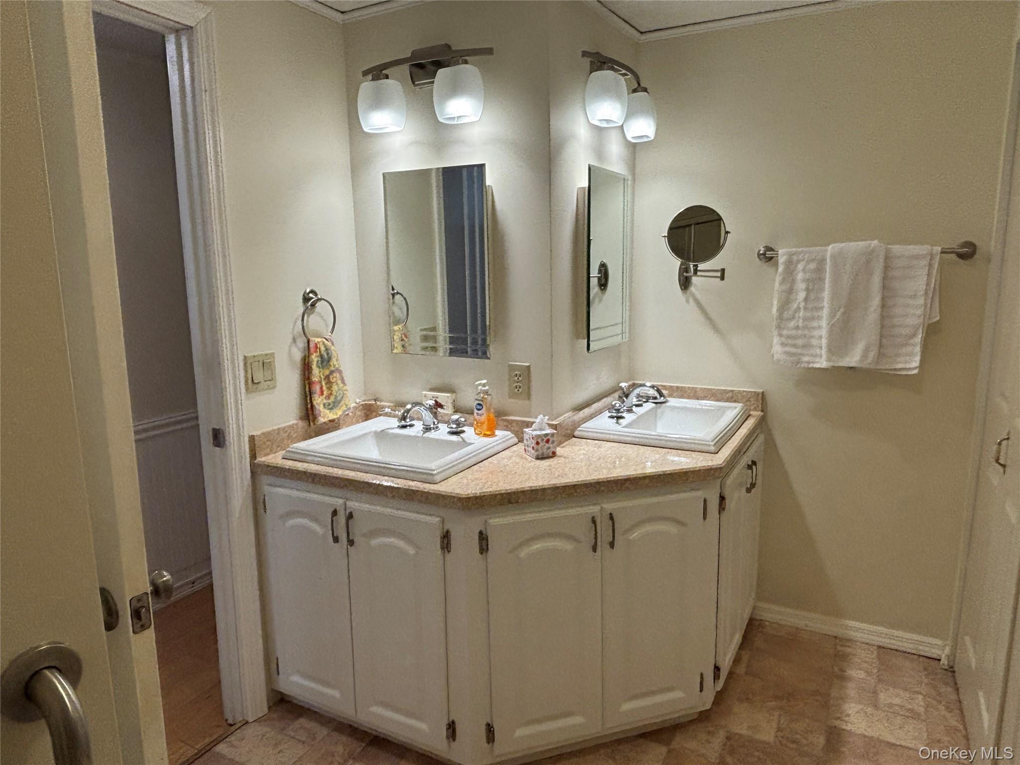 Single Family Old Country Road Suffolk County, NY 11901, MLS-1024299-17