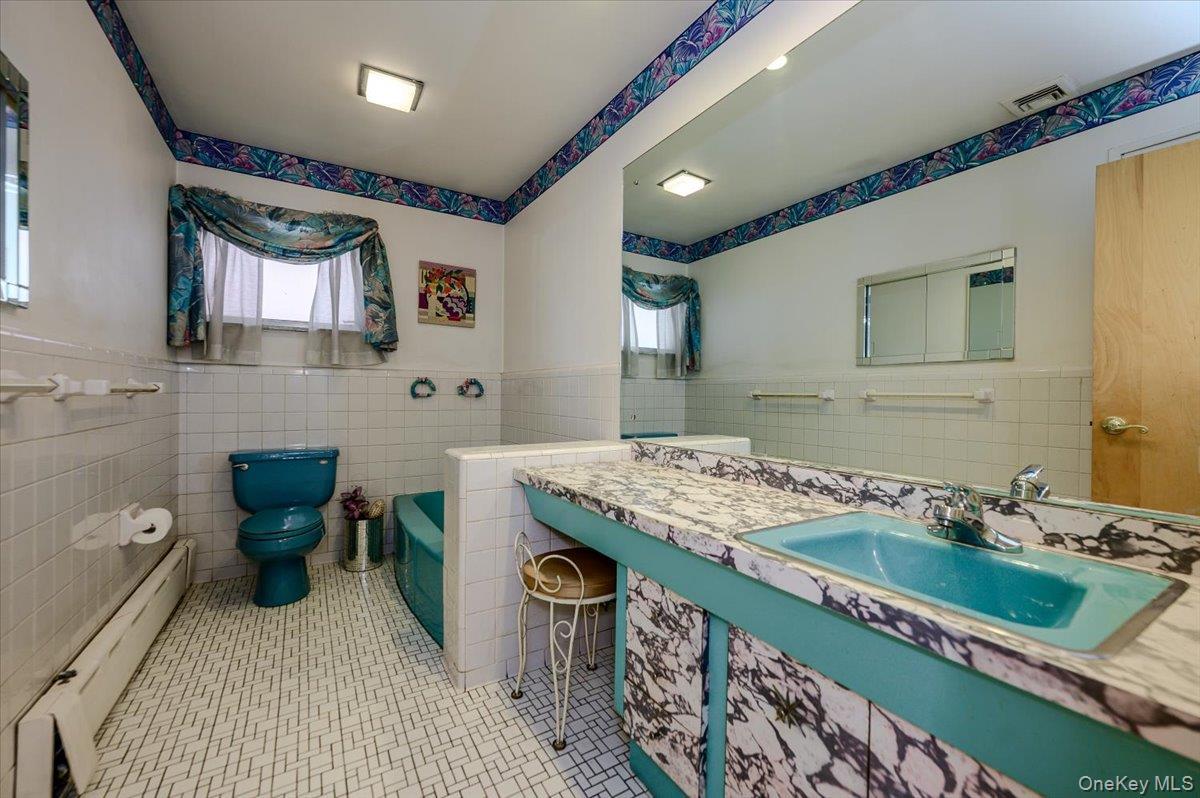 Single Family Woodhull Avenue  Bronx, NY 10469, MLS-1024627-16