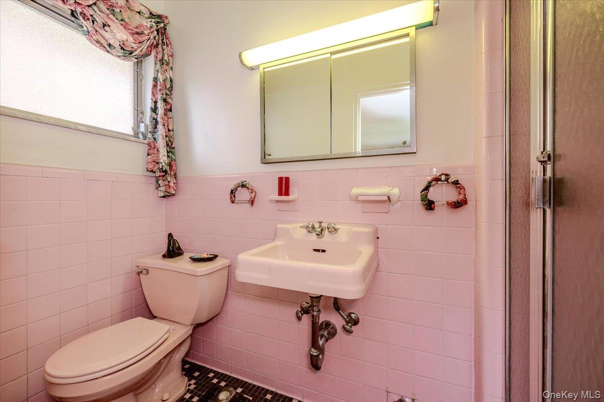 Single Family Woodhull Avenue  Bronx, NY 10469, MLS-1024627-18