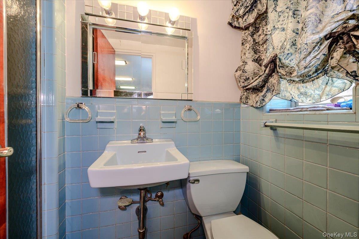 Single Family Woodhull Avenue  Bronx, NY 10469, MLS-1024627-22