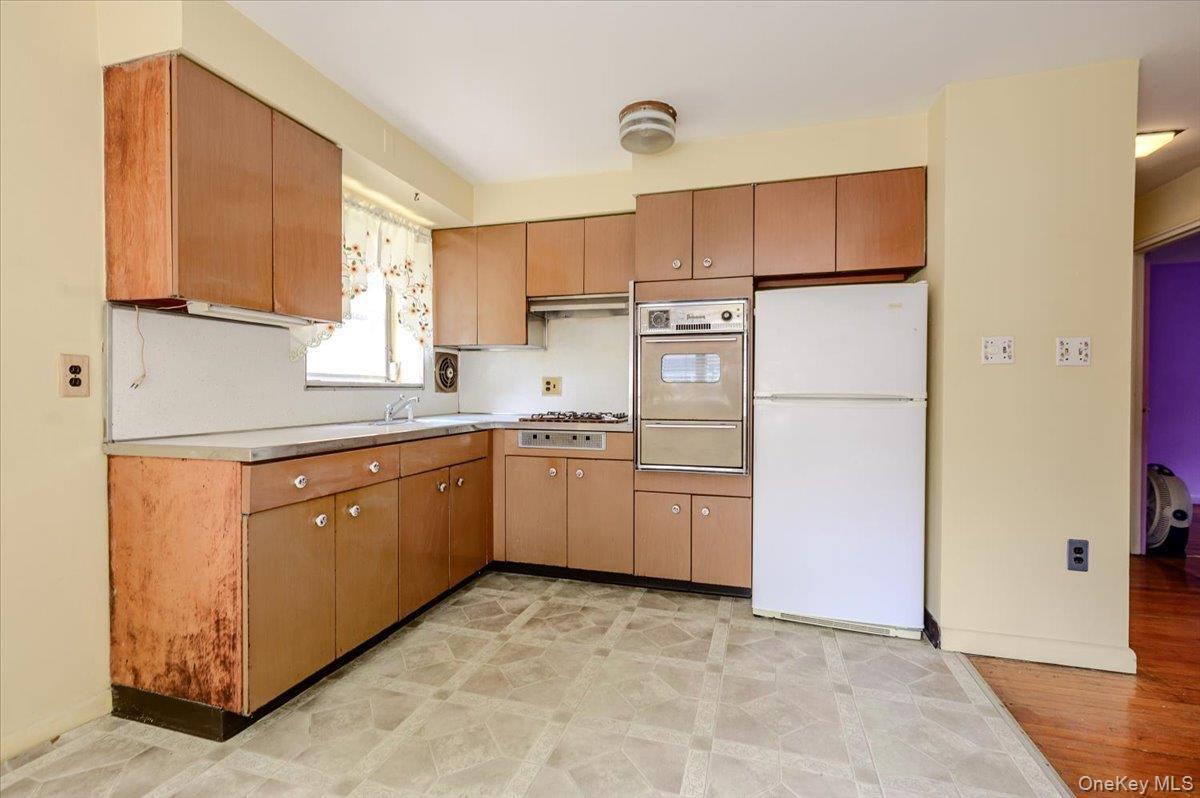 Single Family Woodhull Avenue  Bronx, NY 10469, MLS-1024627-28