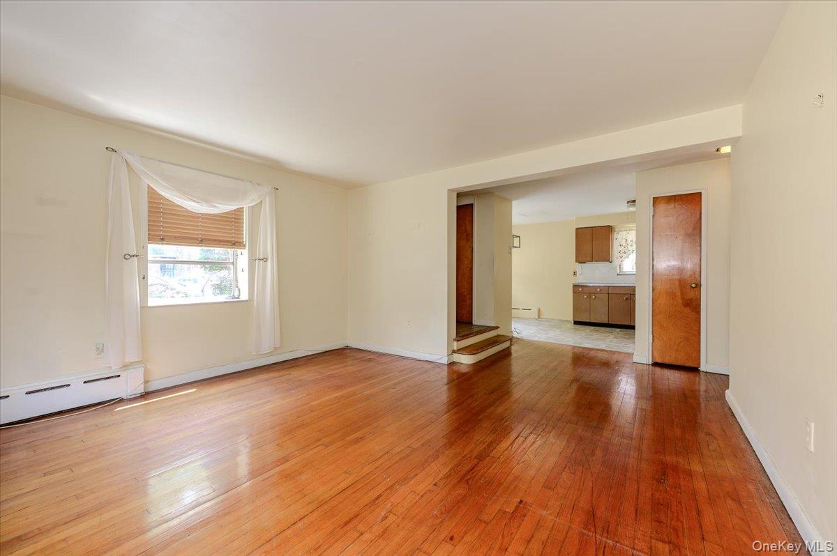 Single Family Woodhull Avenue  Bronx, NY 10469, MLS-1024627-31