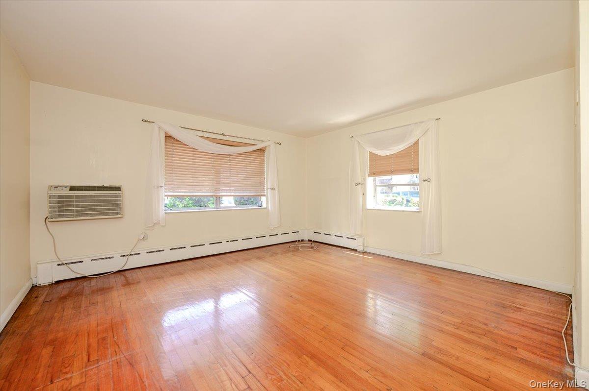 Single Family Woodhull Avenue  Bronx, NY 10469, MLS-1024627-32