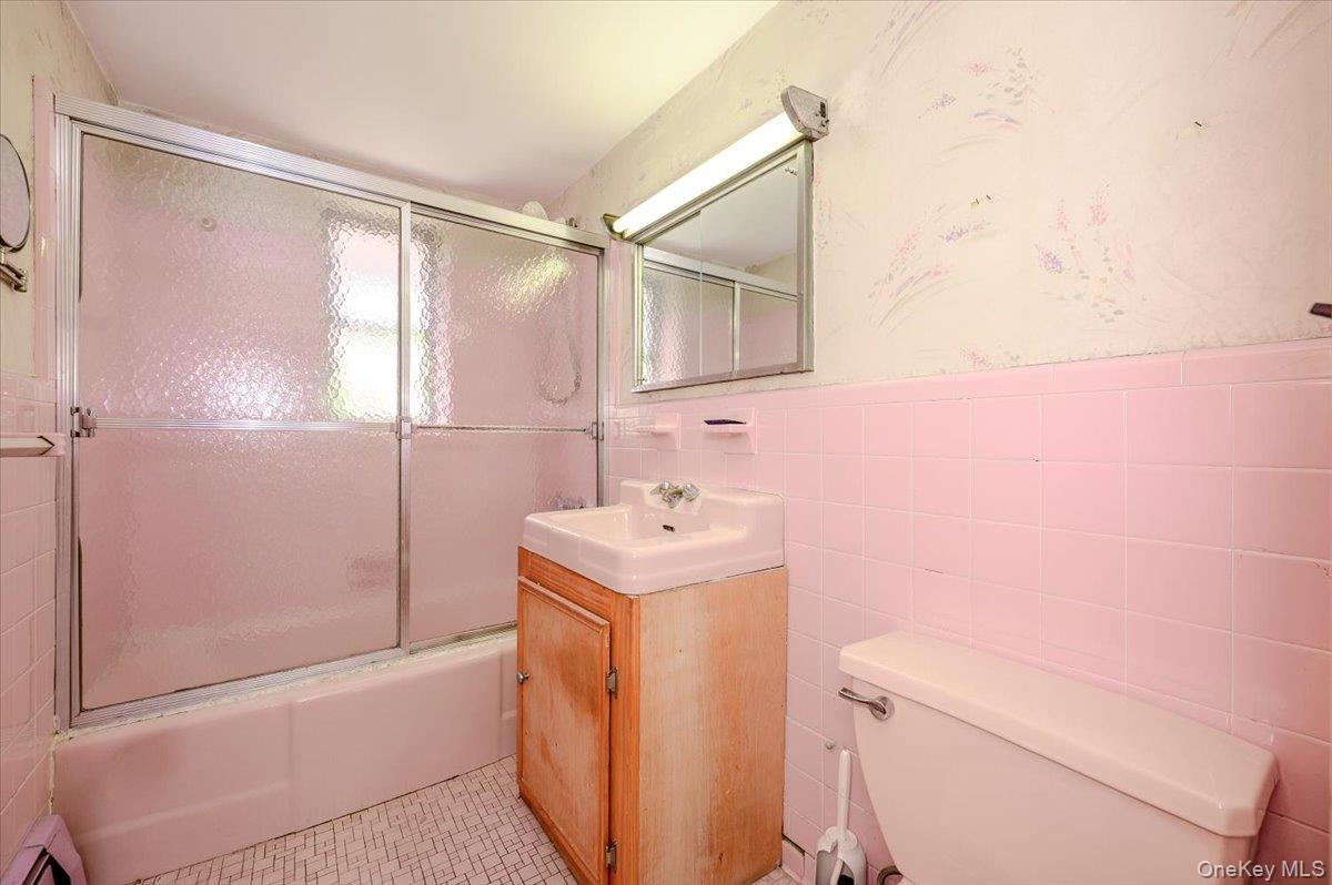 Single Family Woodhull Avenue  Bronx, NY 10469, MLS-1024627-34