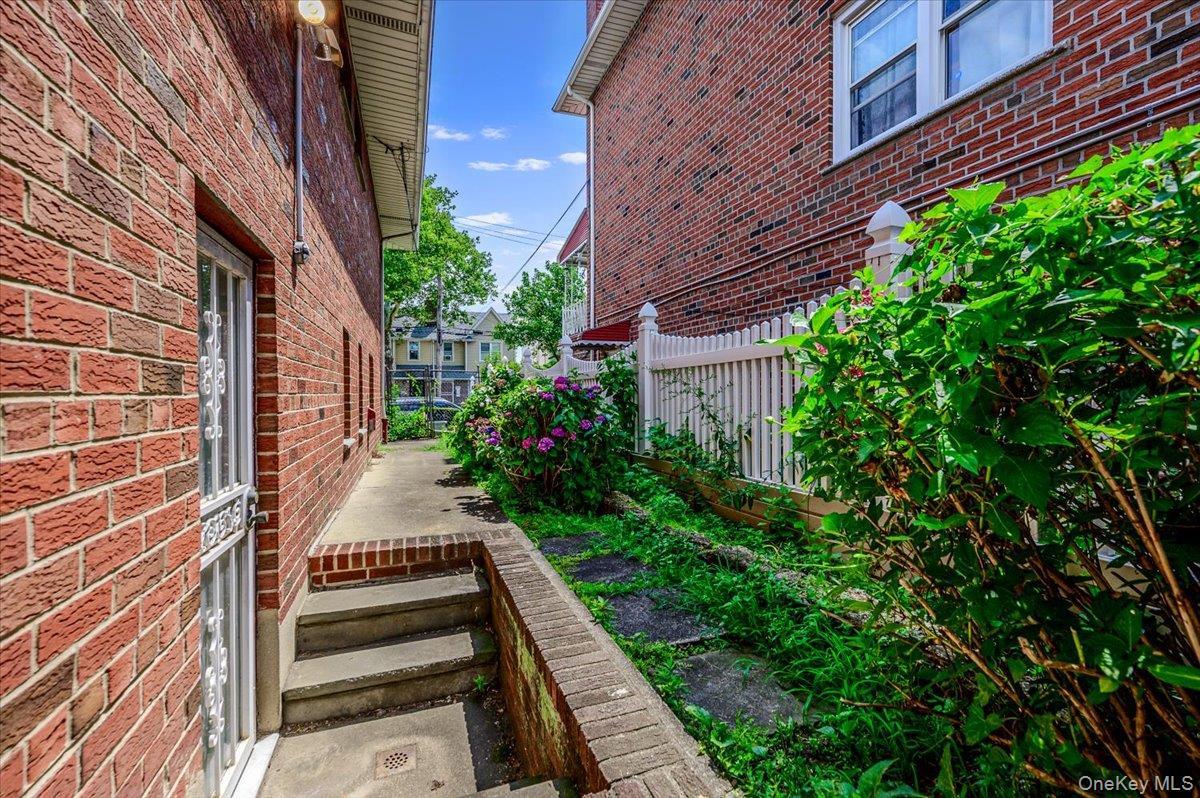 Single Family Woodhull Avenue  Bronx, NY 10469, MLS-1024627-38