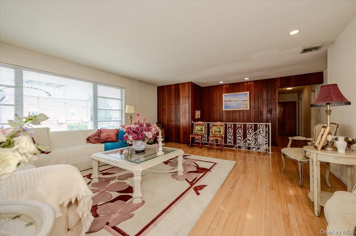 Single Family Woodhull Avenue  Bronx, NY 10469, MLS-1024627-7