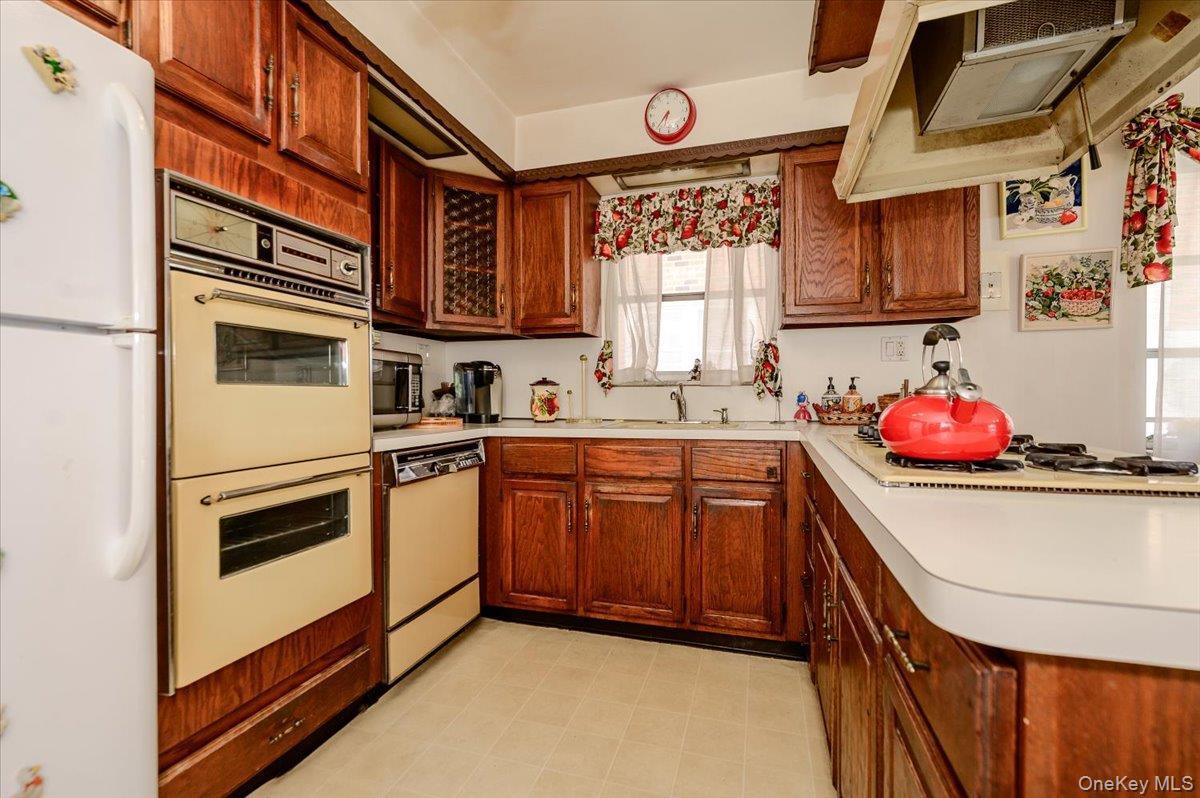 Single Family Woodhull Avenue  Bronx, NY 10469, MLS-1024627-9