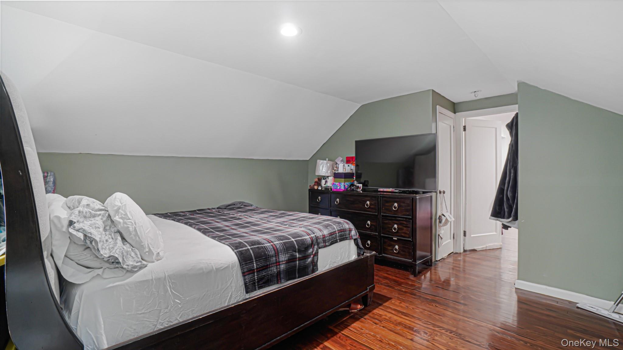 Single Family S Montgomery St Nassau County, NY 11580, MLS-1024816-28