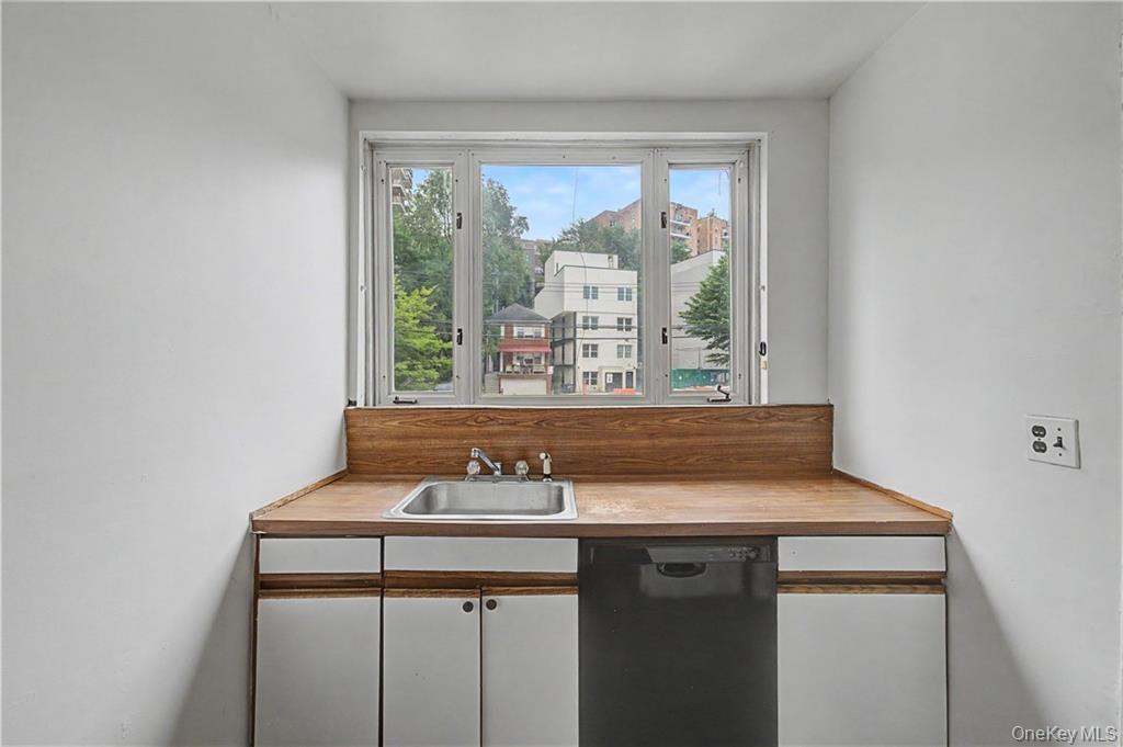 Single Family Van Cortlandt Park S Bronx, NY 10463, MLS-1024842-15