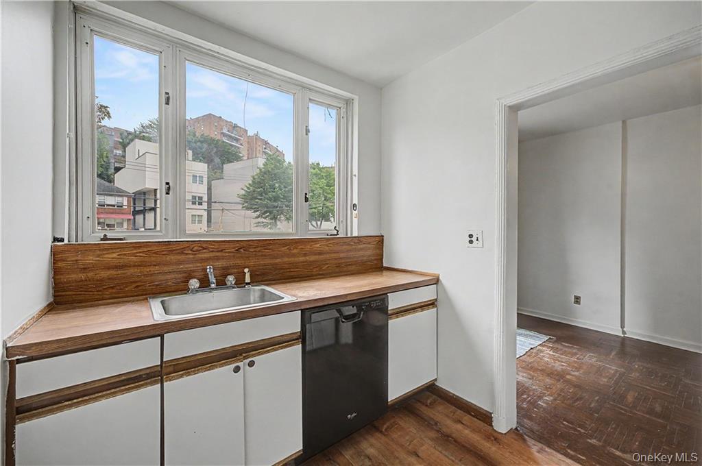 Single Family Van Cortlandt Park S Bronx, NY 10463, MLS-1024842-16