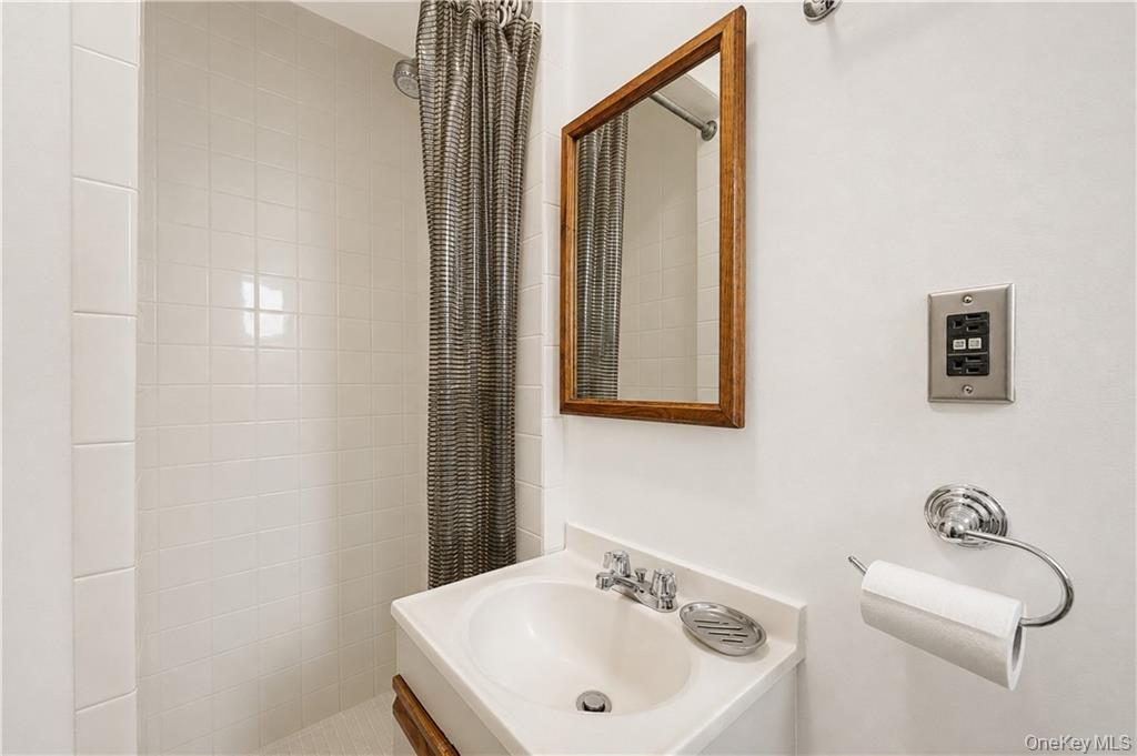 Single Family Van Cortlandt Park S Bronx, NY 10463, MLS-1024842-30