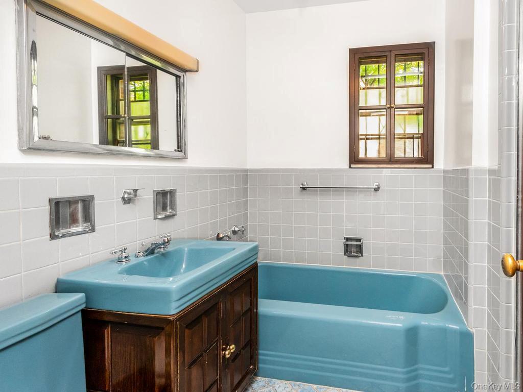 Single Family Tyndall Avenue Bronx, NY 10471, MLS-1025050-17