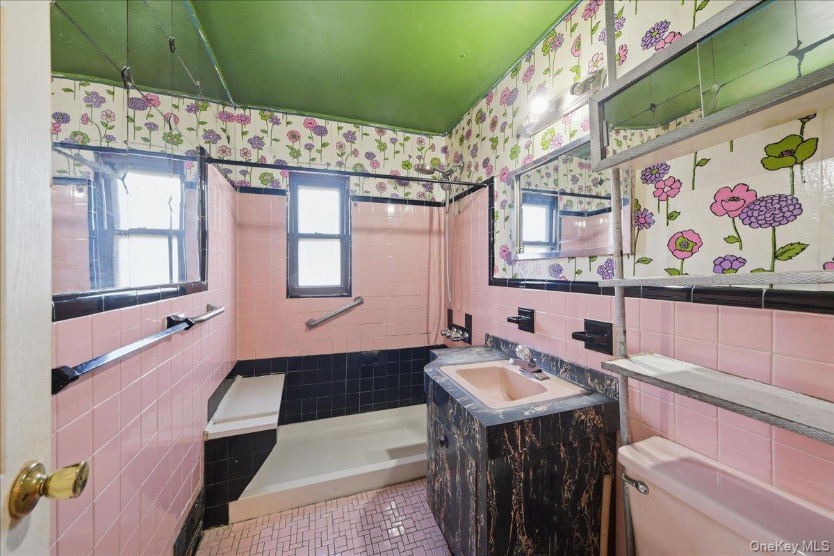 Single Family Gunther Avenue Bronx, NY 10469, MLS-1025142-16