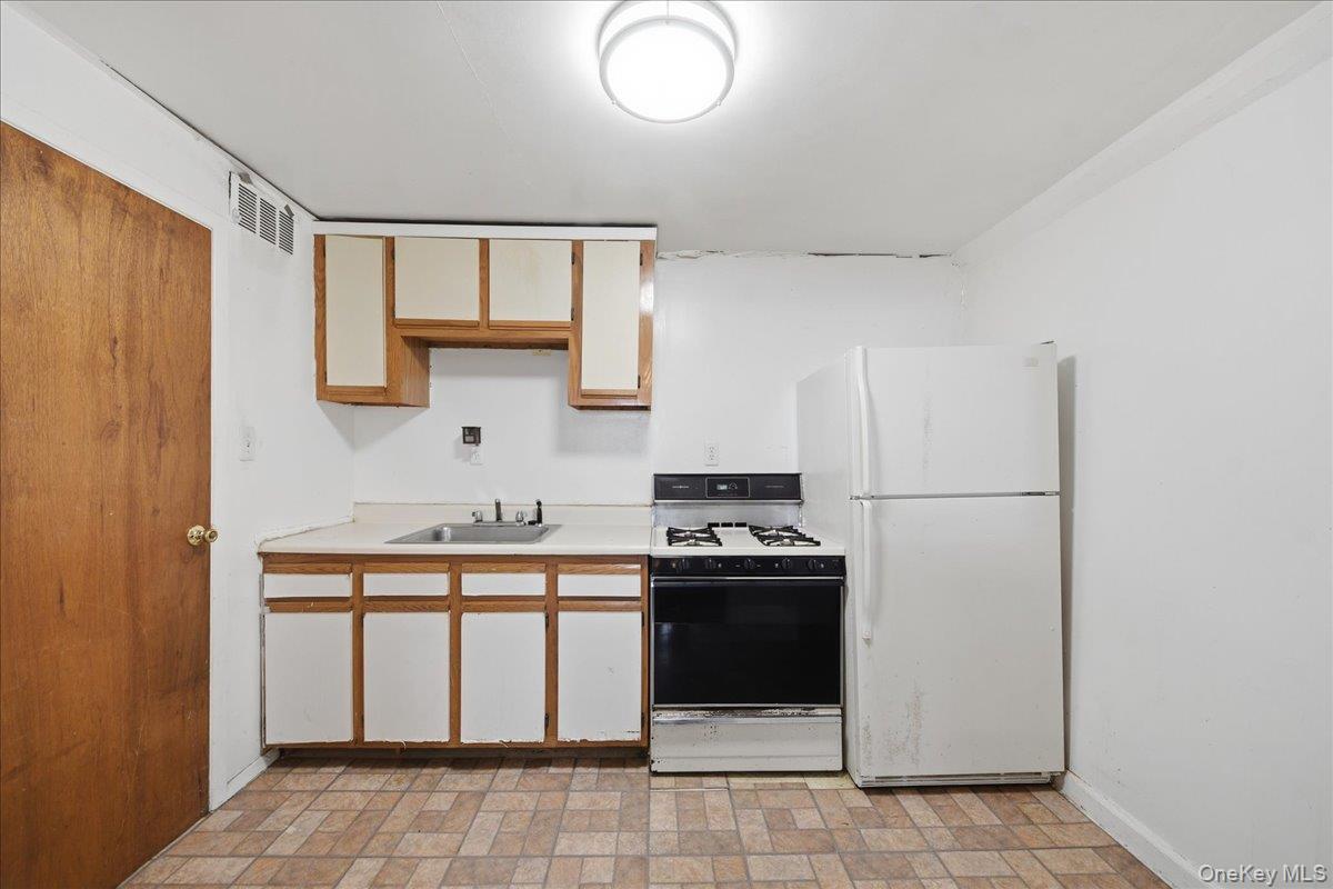 Single Family Gunther Avenue Bronx, NY 10469, MLS-1025142-17