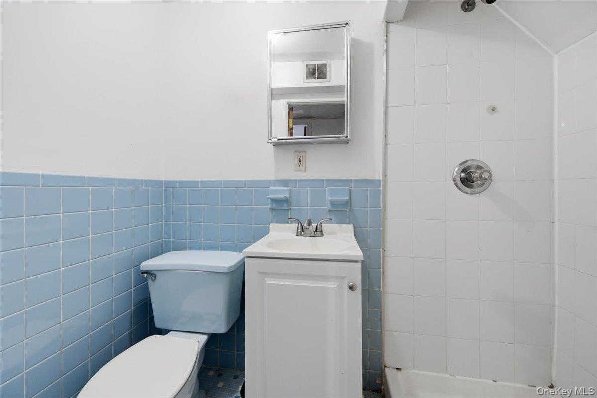 Single Family Gunther Avenue Bronx, NY 10469, MLS-1025142-21