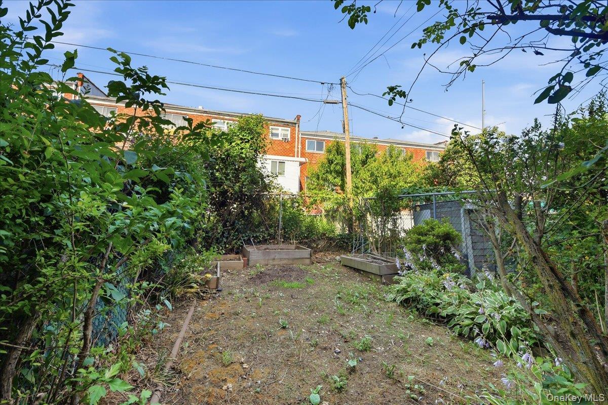 Single Family Gunther Avenue Bronx, NY 10469, MLS-1025142-25