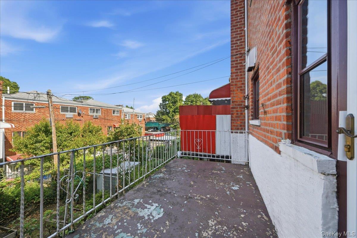 Single Family Gunther Avenue  Bronx, NY 10469, MLS-1025142-28