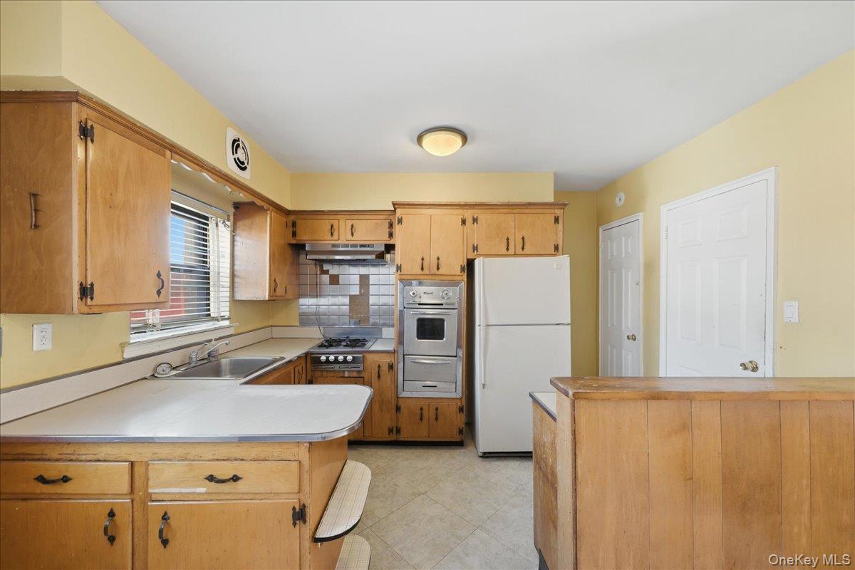 Single Family Gunther Avenue Bronx, NY 10469, MLS-1025142-8