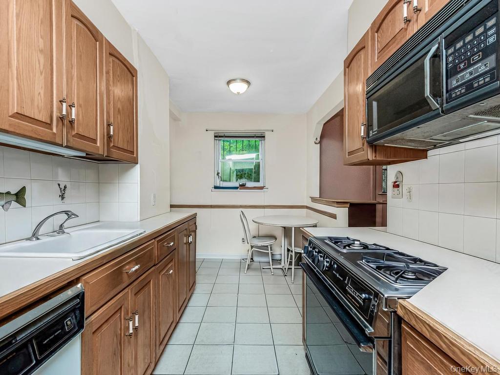 Single Family Tiemann Avenue Bronx, NY 10469, MLS-1025356-5