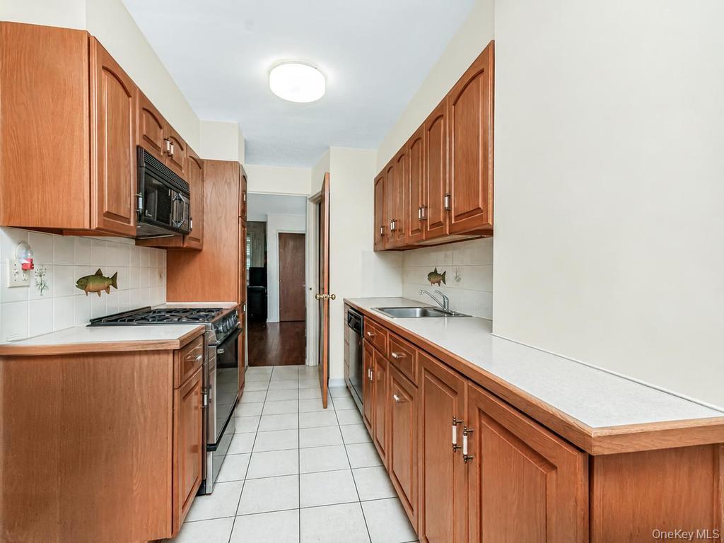 Single Family Tiemann Avenue Bronx, NY 10469, MLS-1025356-6