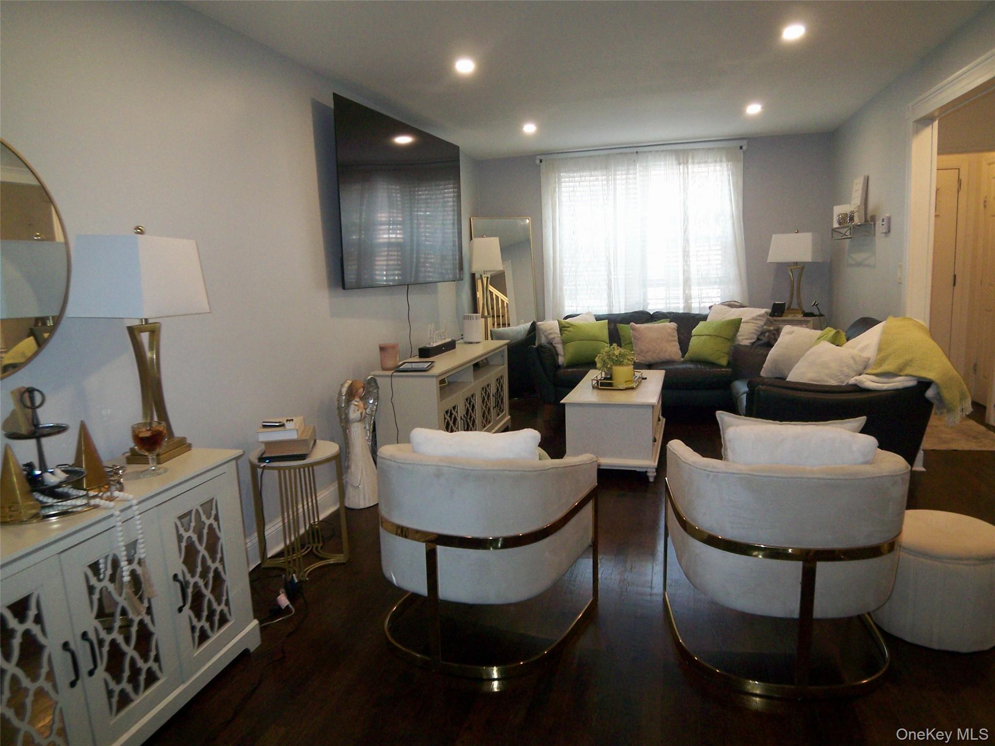 Single Family Byron Avenue Bronx, NY 10466, MLS-1025392-16