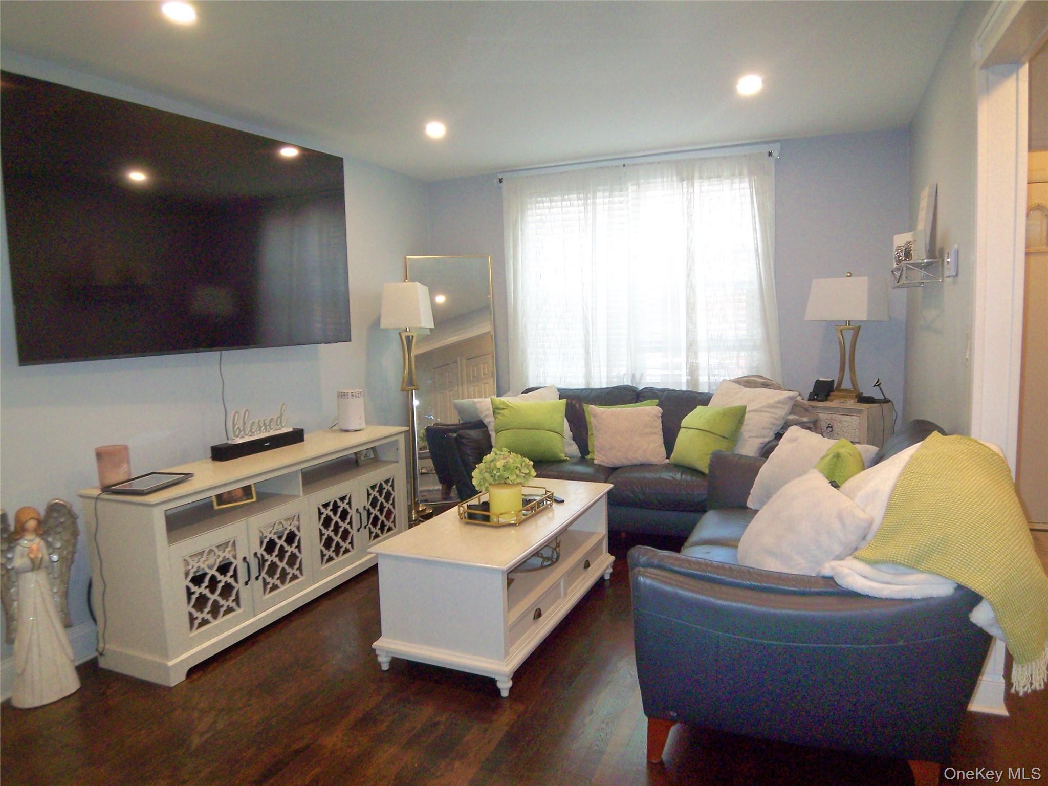Single Family Byron Avenue Bronx, NY 10466, MLS-1025392-17