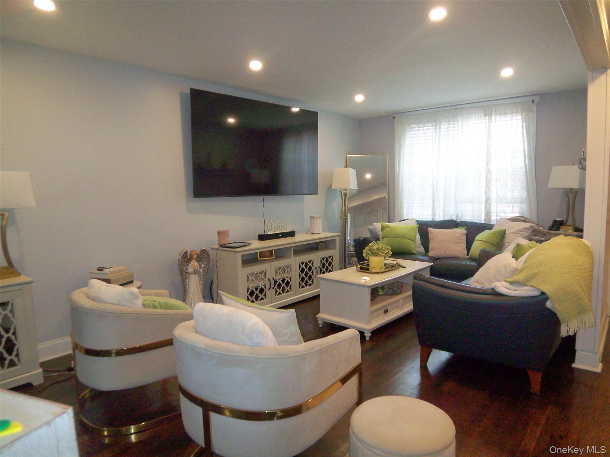Single Family Byron Avenue Bronx, NY 10466, MLS-1025392-18