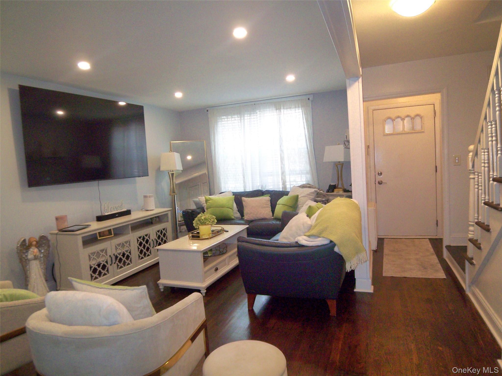 Single Family Byron Avenue Bronx, NY 10466, MLS-1025392-20