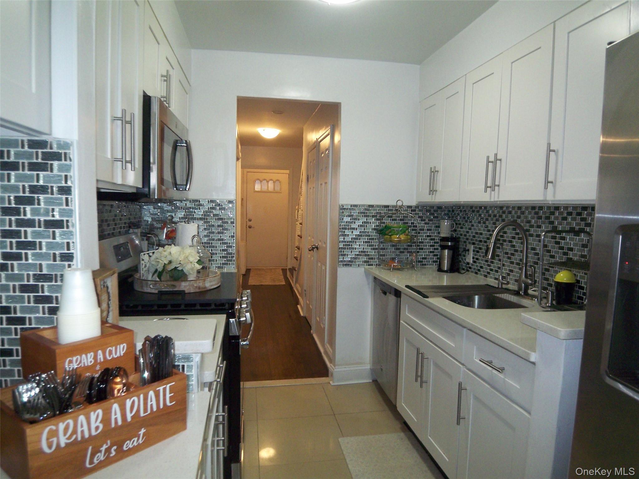 Single Family Byron Avenue Bronx, NY 10466, MLS-1025392-4