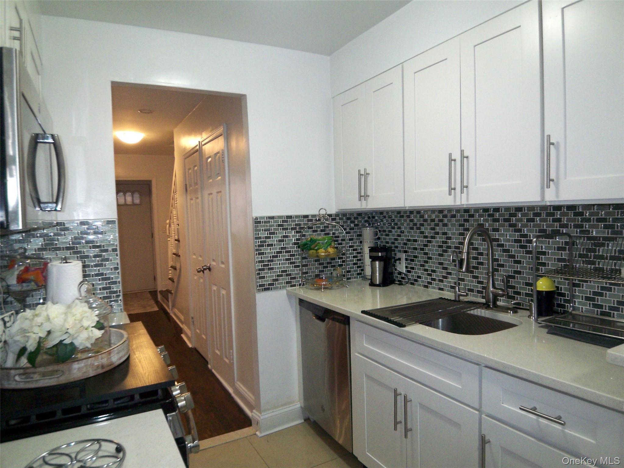 Single Family Byron Avenue Bronx, NY 10466, MLS-1025392-6