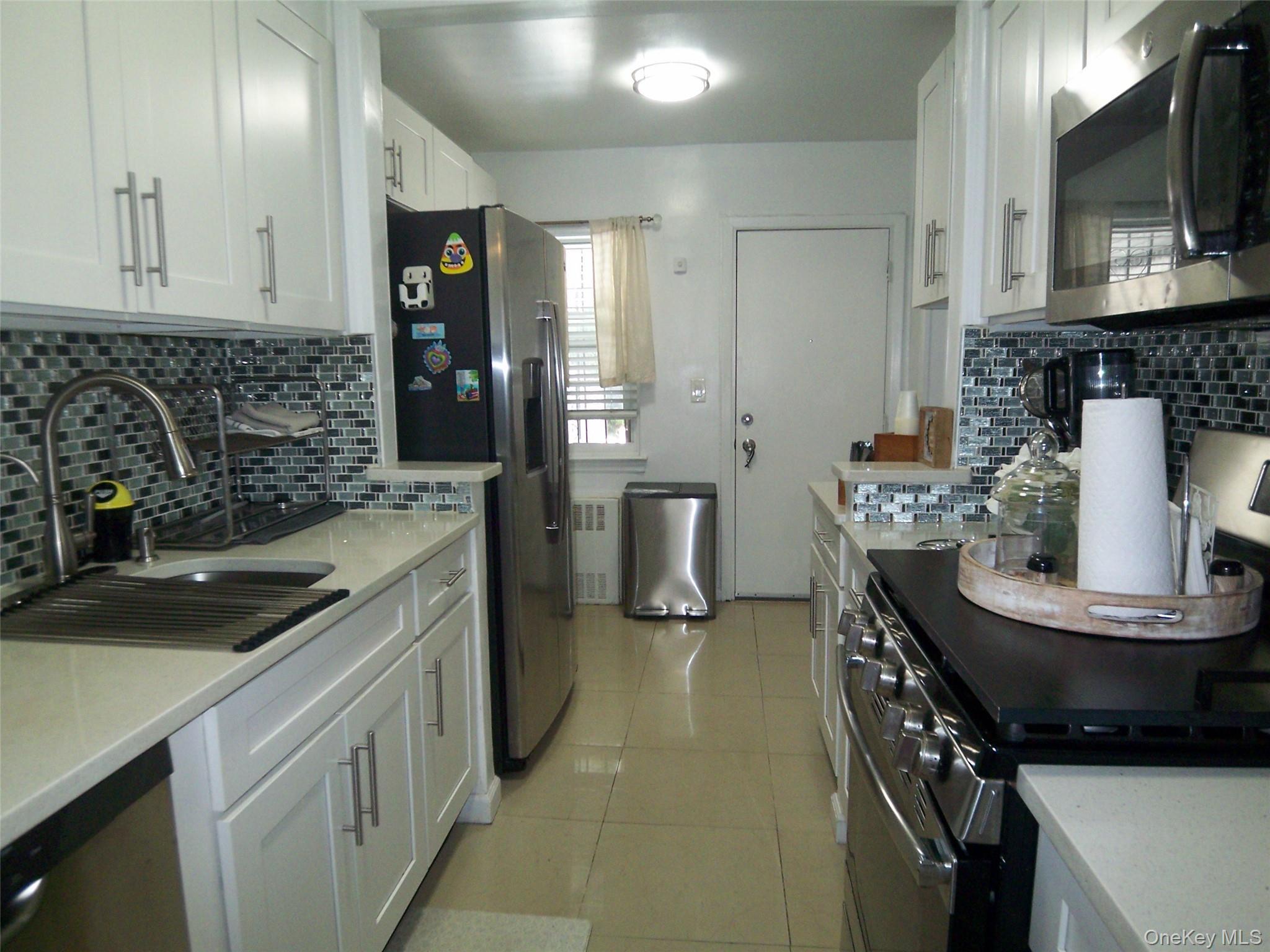 Single Family Byron Avenue Bronx, NY 10466, MLS-1025392-7