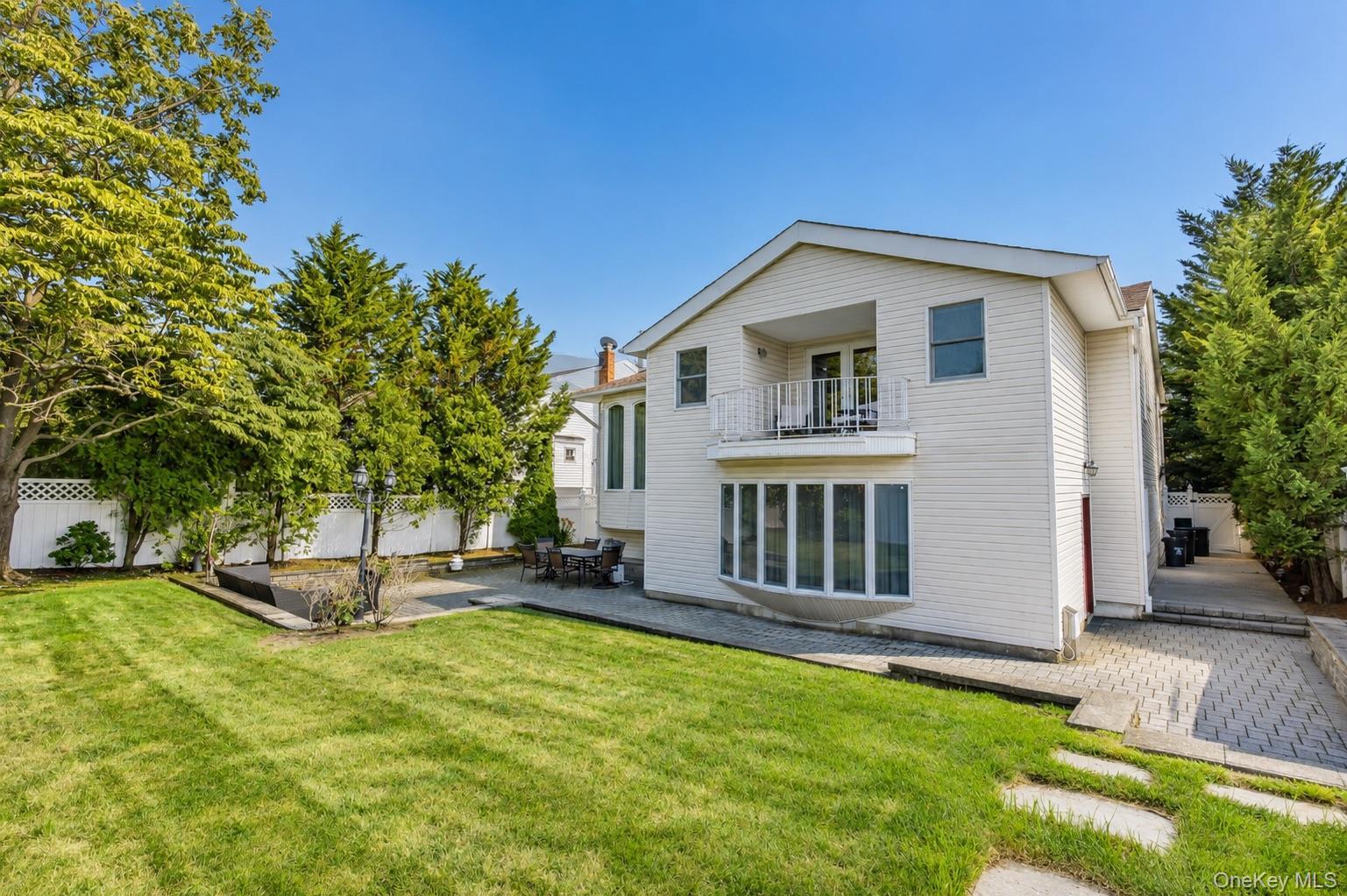 Single Family Lee Place Nassau County, NY 11710, MLS-1025403-42