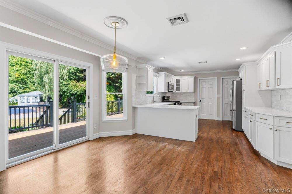 Single Family Victoria Court Suffolk County, NY 11769, MLS-1025608-11