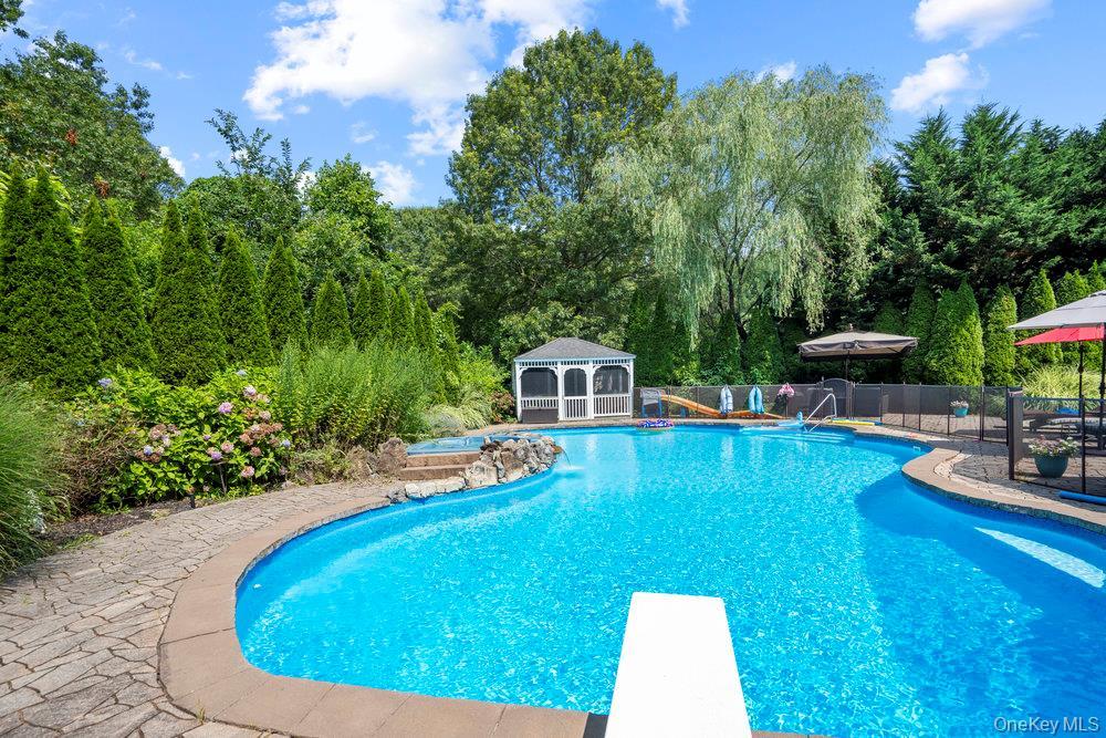 Single Family Victoria Court Suffolk County, NY 11769, MLS-1025608-34