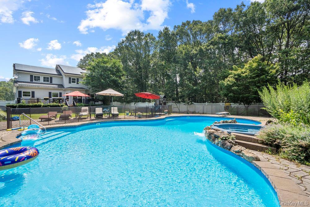 Single Family Victoria Court Suffolk County, NY 11769, MLS-1025608-35