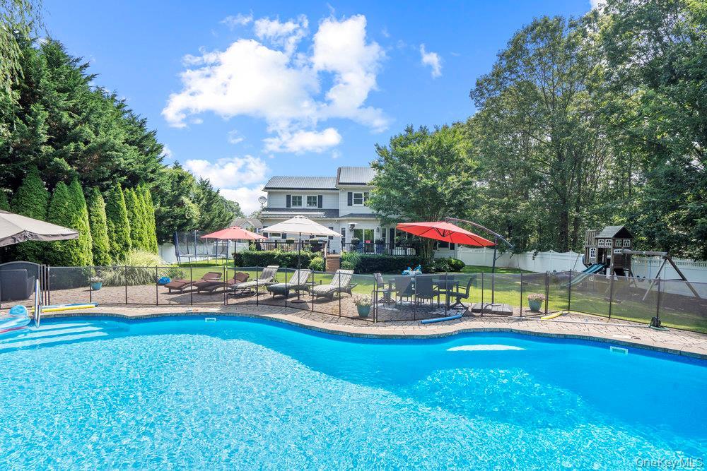 Single Family Victoria Court Suffolk County, NY 11769, MLS-1025608-36