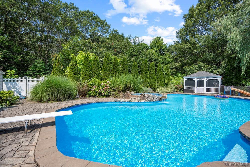 Single Family Victoria Court Suffolk County, NY 11769, MLS-1025608-37