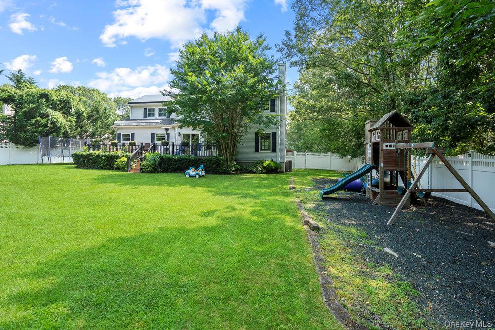 Single Family Victoria Court Suffolk County, NY 11769, MLS-1025608-41