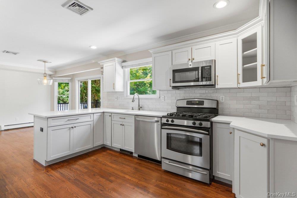 Single Family Victoria Court Suffolk County, NY 11769, MLS-1025608-6