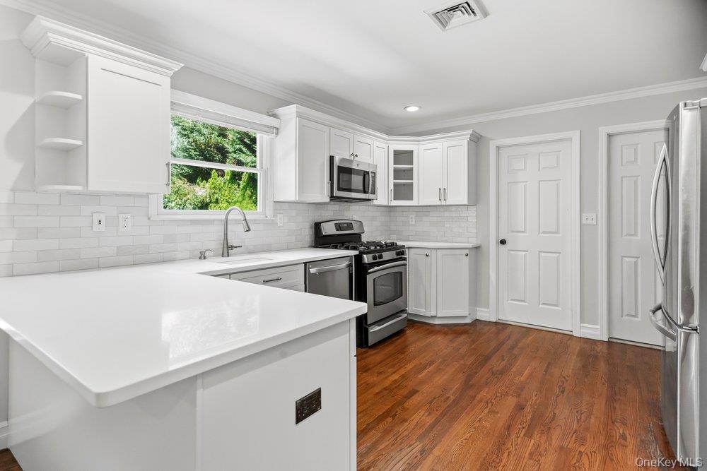 Single Family Victoria Court Suffolk County, NY 11769, MLS-1025608-8