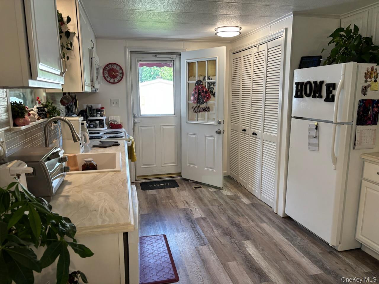 Single Family Old Country Rd  Suffolk County, NY 11901, MLS-1026192-12