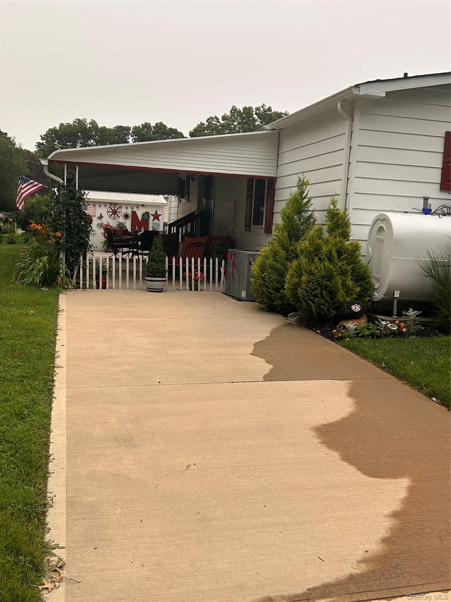 Single Family Old Country Rd  Suffolk County, NY 11901, MLS-1026192-4