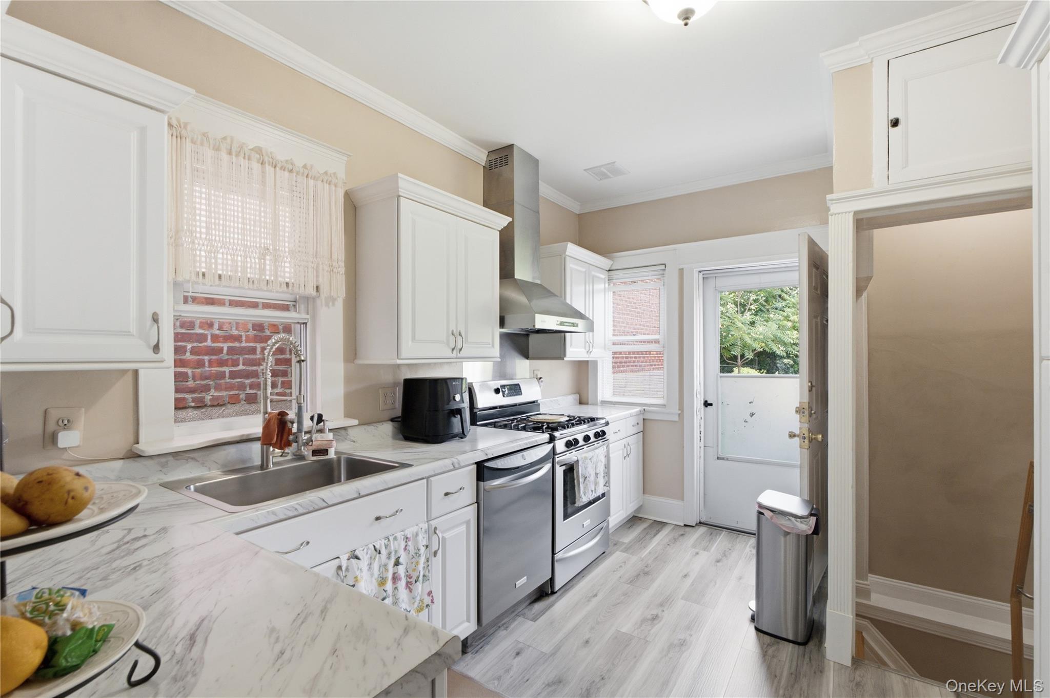 Single Family E 227th Street Bronx, NY 10466, MLS-1026710-5