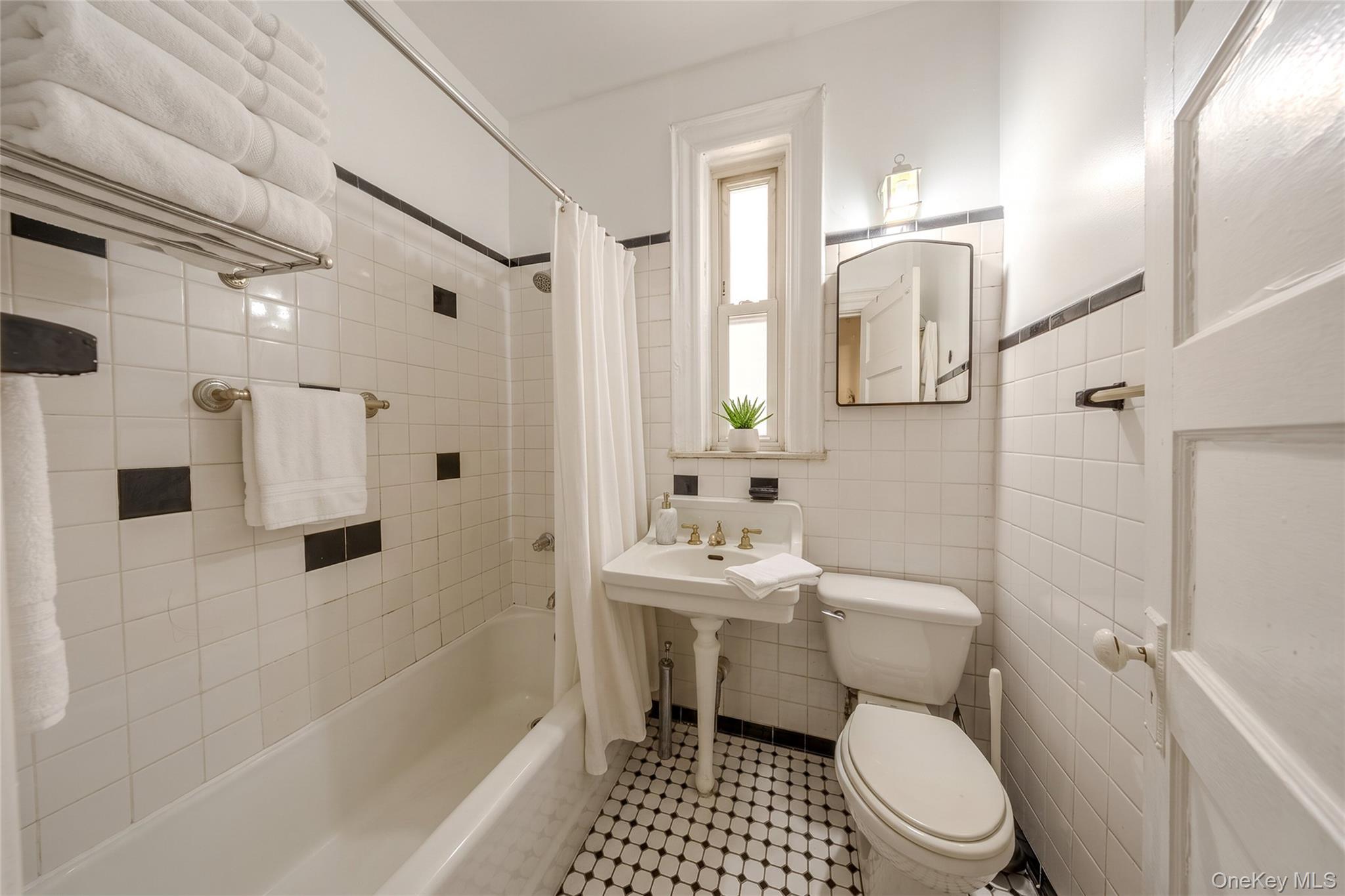 Single Family Maclay Avenue Bronx, NY 10461, MLS-1027096-18