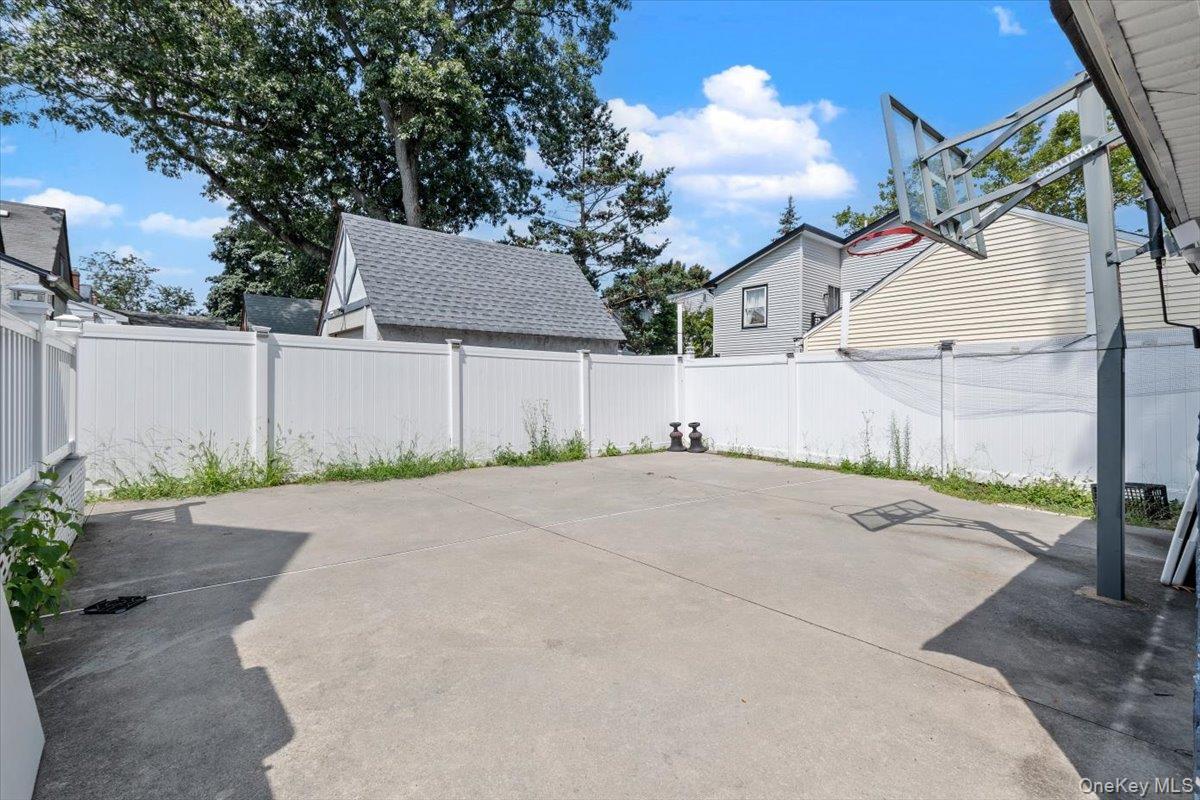 Single Family Kings Parkway Nassau County, NY 11510, MLS-1027579-31
